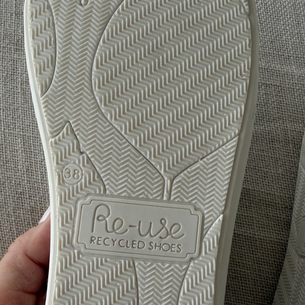 Free People White & Black Newspaper Print Sneakers Fits 7.5 to 8 LOVE 🌎❤️👏🏻 - Picture 10 of 11